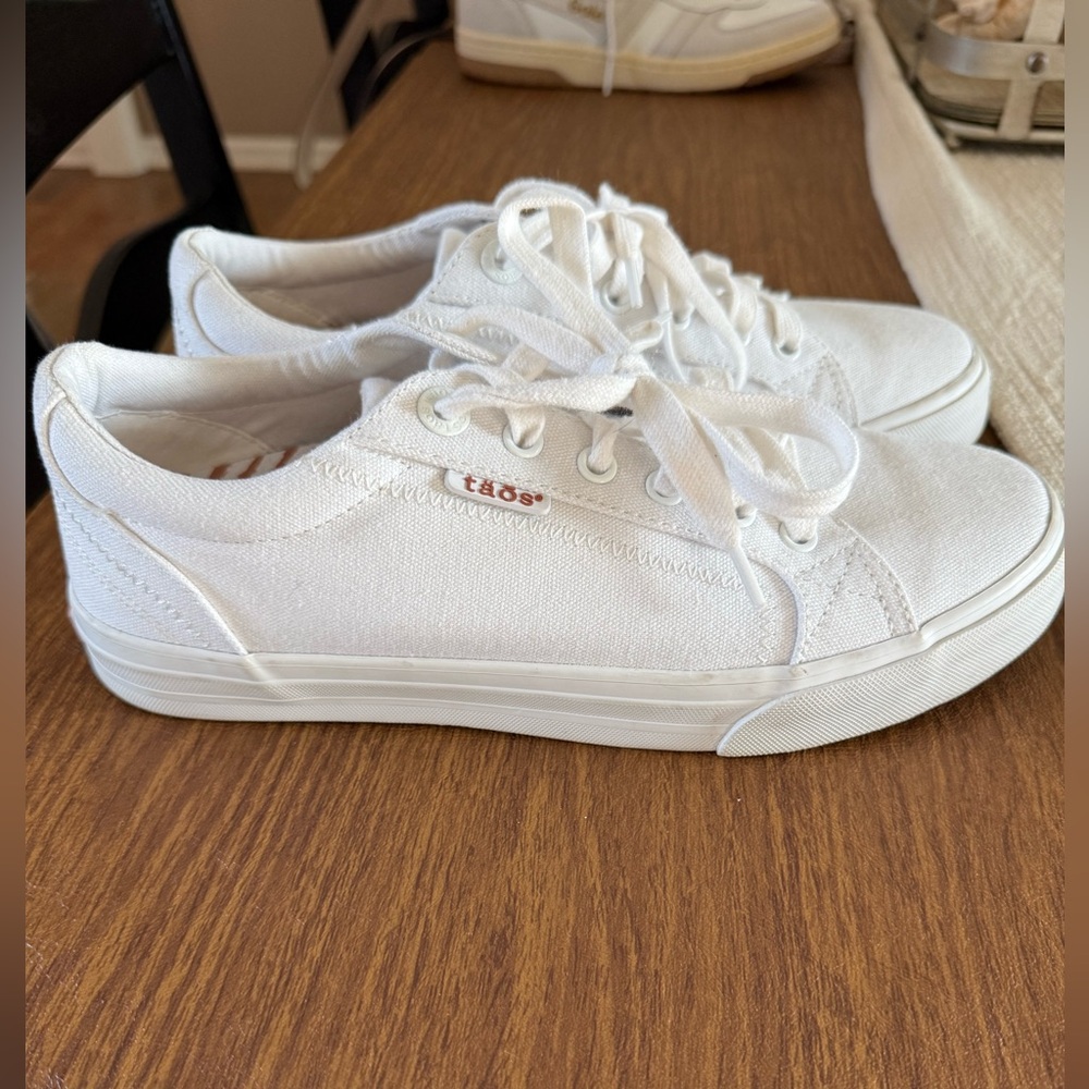 Taos Plim Soul Women’s White Canvas Sneakers Like New Size 8.5
